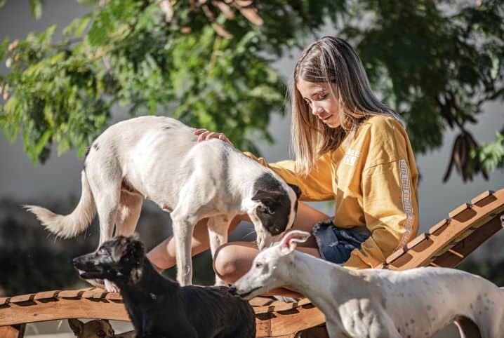 Rivkah, a DJ mais jovem do Brasil, é defensora dos animais