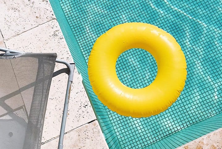 Como limpar piscina verde: confira o passo a passo