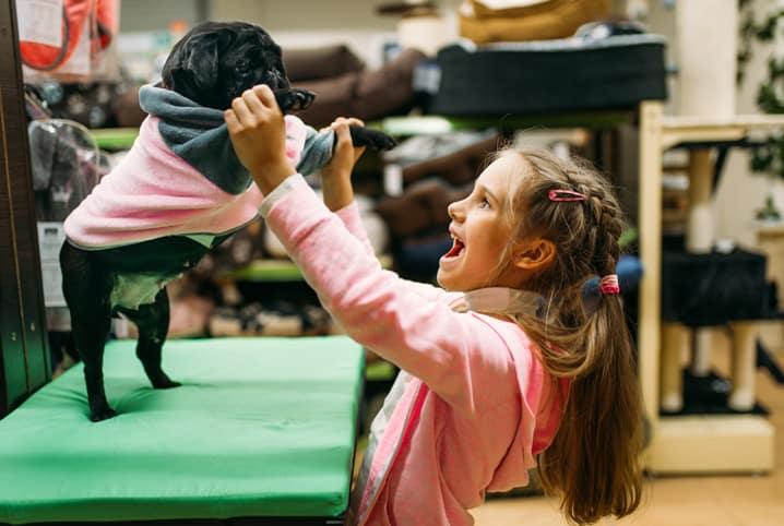 Criança com cachorro: 5 atividades para fazer com os filhos e com o cãozinho