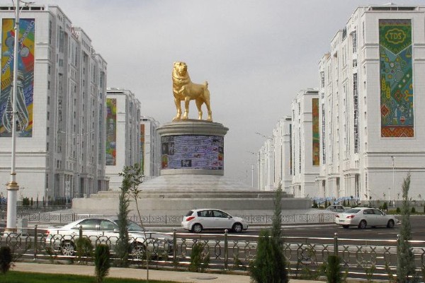 Estátua dourada de cachorro é inaugurada no Turcomenistão