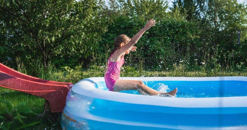 Como limpar piscina de plástico: passo a passo