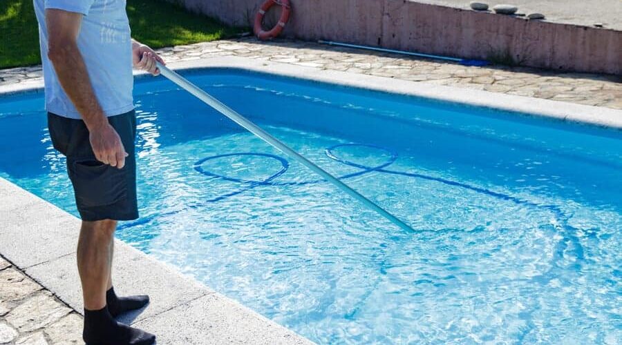 Descubra como limpar piscina muito suja com 6 passos